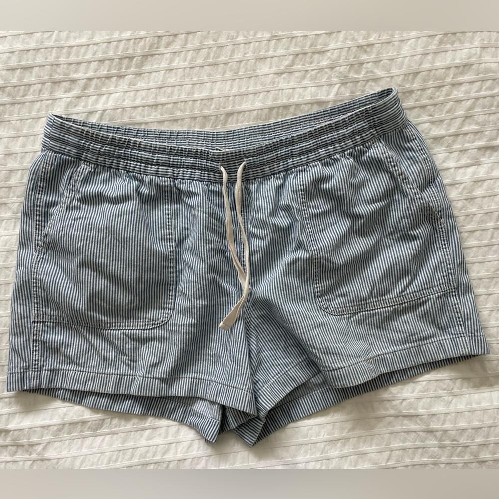 J.CREW- Seaside Shorts in Stripe. Size large